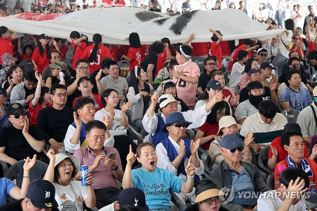 강릉단오장에서 울려 퍼진 "힘내라, 대∼한민국"