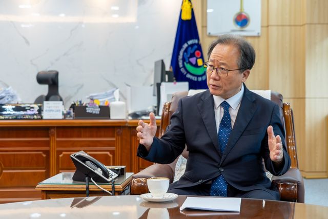 연합뉴스와 인터뷰하는 김석준 부산시교육감
