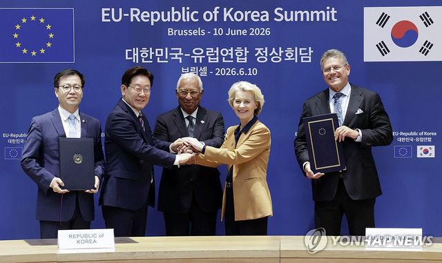 손 맞잡은 이재명 대통령과 EU 지도부