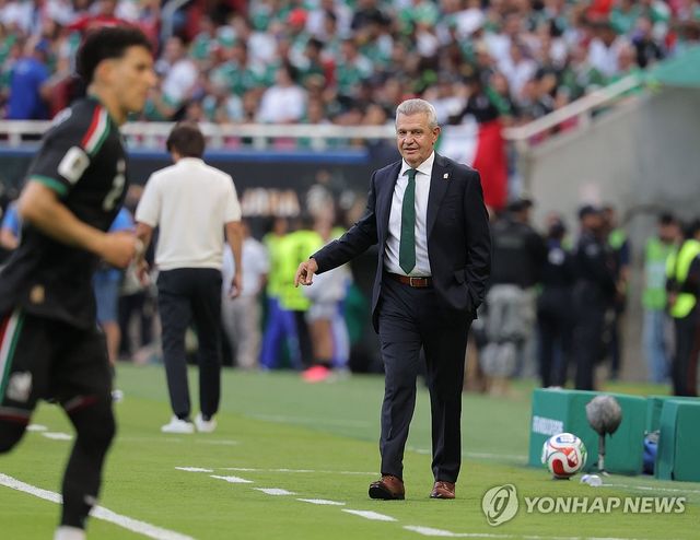 경기 지켜보는 아기레 감독