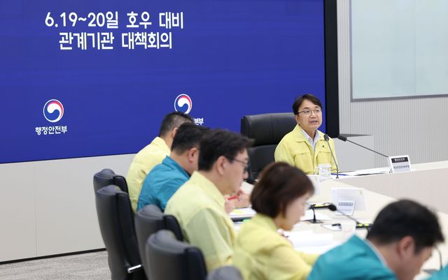 김광용 행정안전부 재난안전관리본부장이 19일 정부세종청사 중앙재난안전상황실에서 호우 대비 관계기관 대책 회의를 주재하며 기관별 호우 대비 상황을 점검하고 있다. [행정안전부 제공. 재판매 및 DB 금지]
