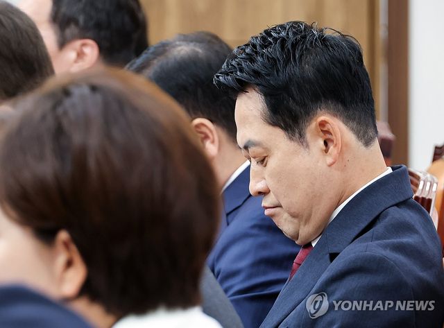 최고위원회의, 생각에 잠긴 장동혁 대표