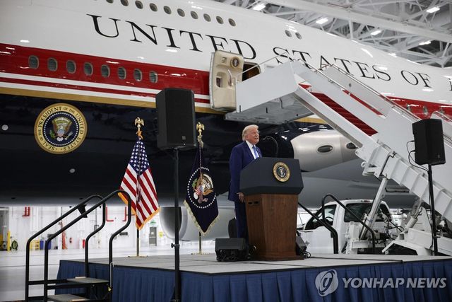 새 에어포스원 앞에서 연설하는 트럼프