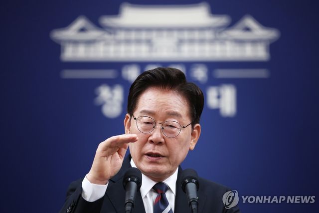 취재진 질문에 답하는 이재명 대통령