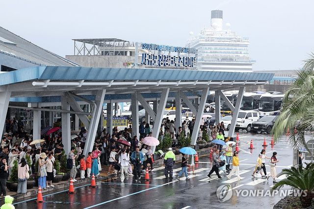 비 내리는 제주 찾은 크루즈 관광객들