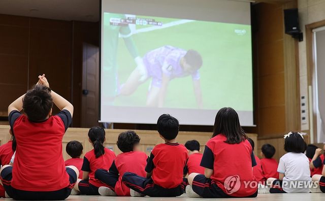 체육 시간에 월드컵 시청