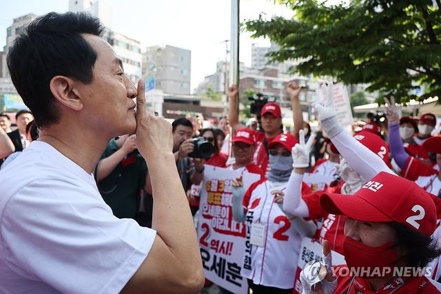 선거운동원들과 대화 나누는 오세훈 후보