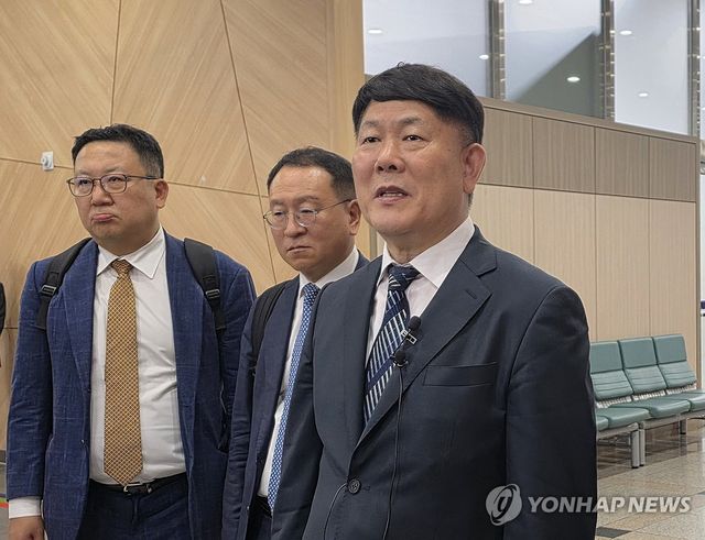 지난해 5월 탈세 혐의 재판 참석한 김정규 타이어뱅크 회장(맨 오른쪽)