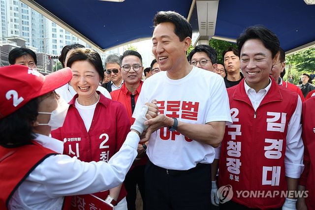 선거운동원과 악수하는 오세훈 후보