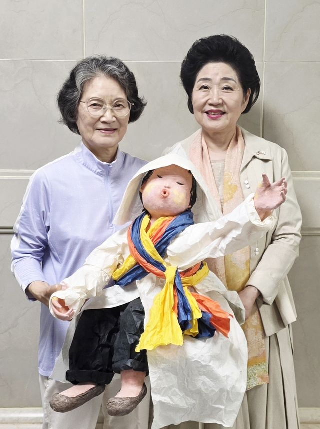김미숙 작가와 노영혜 종이문화재단 이사장