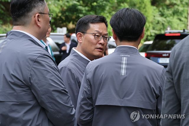 사고수습 대책 논의하는 손재일 대표이사