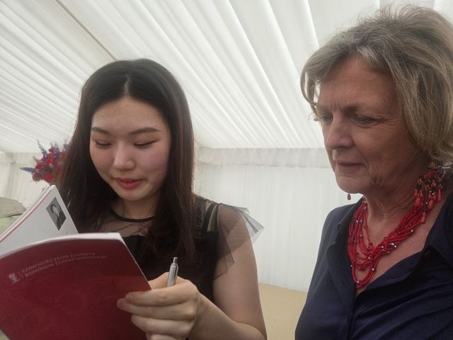 '첼로 스타' 김태연에게 사인을 받고 있는 벨기에 여성