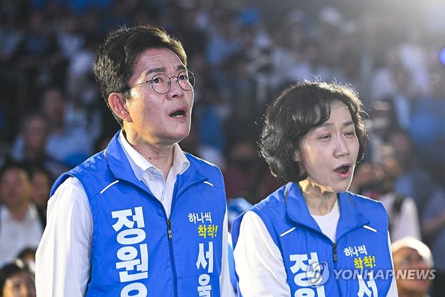 배우자 문혜정 씨와 애국가 부르는 정원오 서울시장 후보