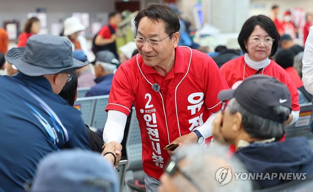 연안여객터미널서 인사하는 유정복 인천시장 후보