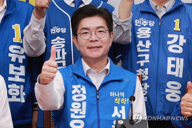 엄지 들어올리며 기념 촬영하는 정원오 후보