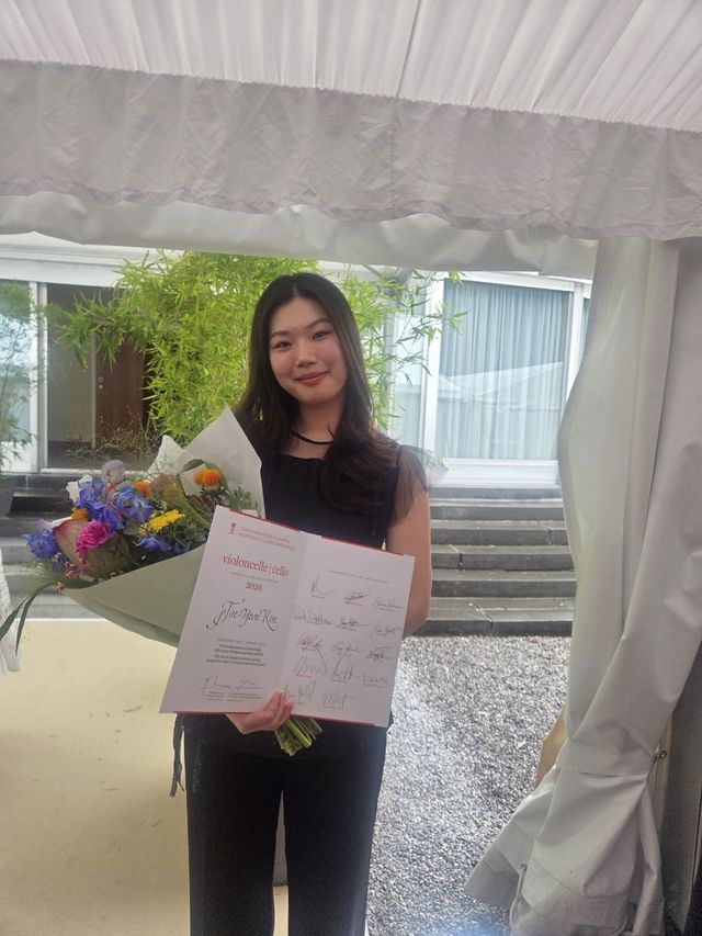 퀸엘리자베스 콩쿠르 2위 증서를 받은 김태연