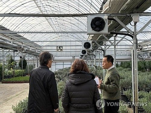 금한승 기후에너지환경부 1차관이 작년 11월 26일 경기 안성시 농가에서 지열-공기열 히트펌프를 활용한 관엽식물 재배 현장을 살펴보고 있다. [기후부 제공. 재판매 및 DB 금지]