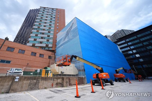 파란색 페인트로 지워진 고래 벽화