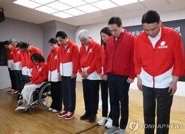 한화에어로스페이스 폭발 사고 희생자를 위한 추모 묵념하는 국민의힘