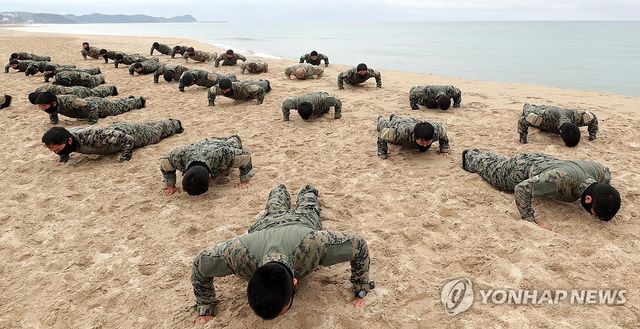 체력 단련하는 장병들