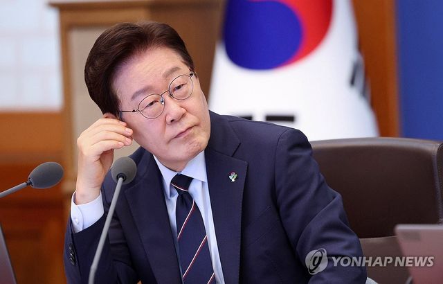 참석자 발언 듣는 이재명 대통령