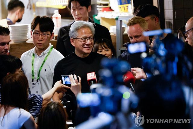 1일 대만 타이베이에서 한국 기업 관계자들과의 만찬에 참석한 젠슨 황 엔비디아 최고경영자(CEO)