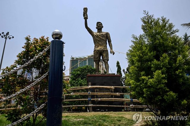철거 전 메시 동상.