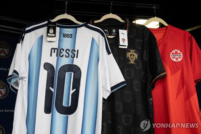 캐나다 토론토 경찰에 적발된 가짜 유니폼들
