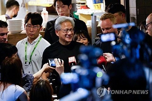 1일 대만 타이베이에서 한국 기업 관계자들과의 만찬에 참석한 젠슨 황 엔비디아 최고경영자(CEO) [로이터 연합뉴스]