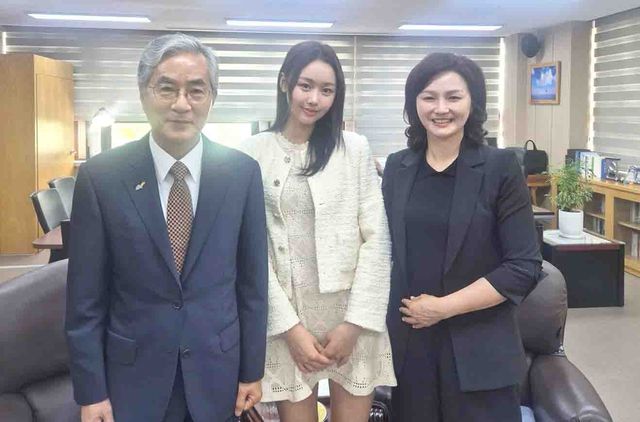 박종훈 교육감과 미스코리아 경남 선 서여은
