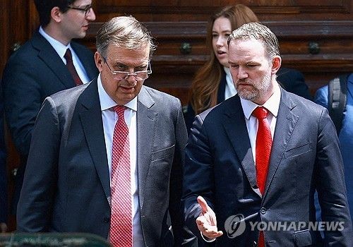 에브라르드 멕시코 경제부 장관(좌)과 그리어 미국 무역대표부 대표