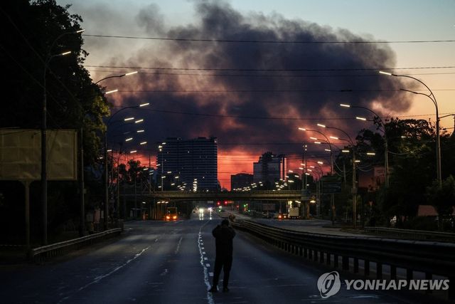 2일 우크라이나 키이우 시내에서 한 남성이 화염을 바라보는 모습