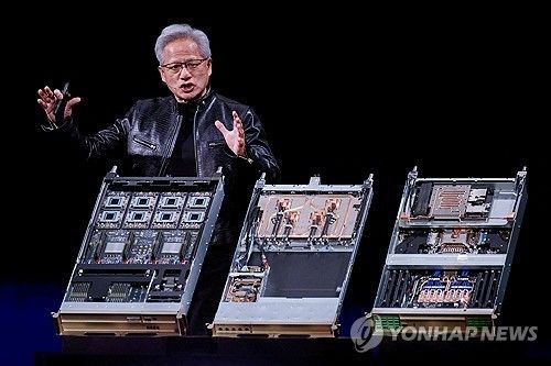 첨단 신제품 설명하는 젠슨 황 엔비디아 CEO