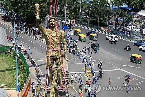 철거되는 메시 동상