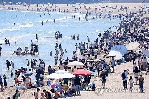 지난달 17일 오후 부산 해운대해수욕장에서 시민들이 더위를 식히고 있다. [연합뉴스 자료사진]