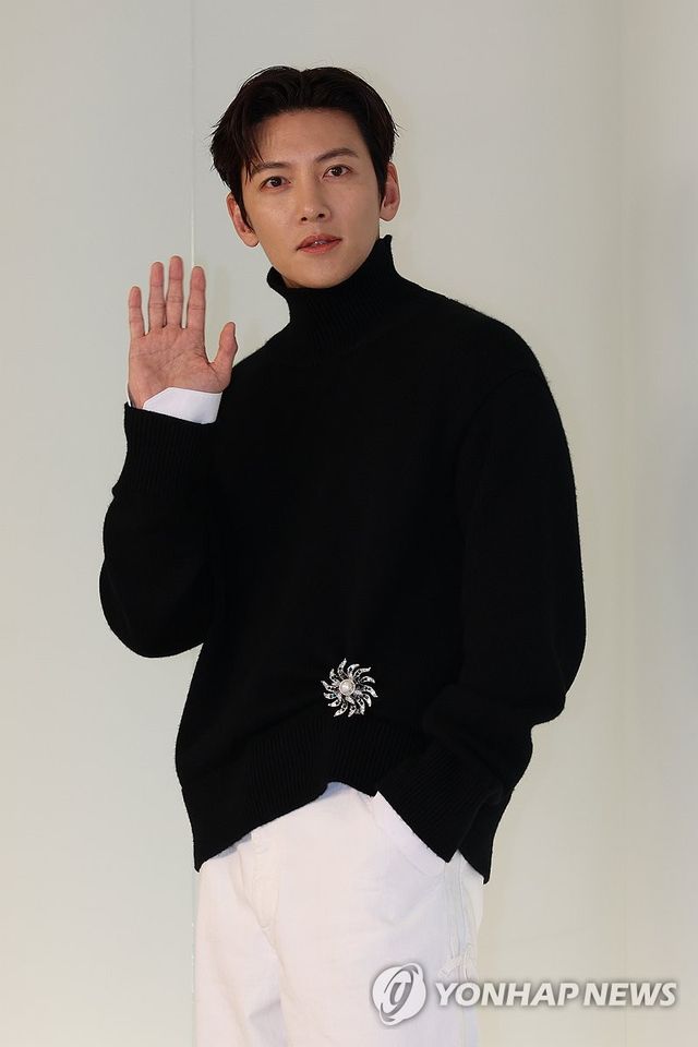 포즈 취하는 지창욱