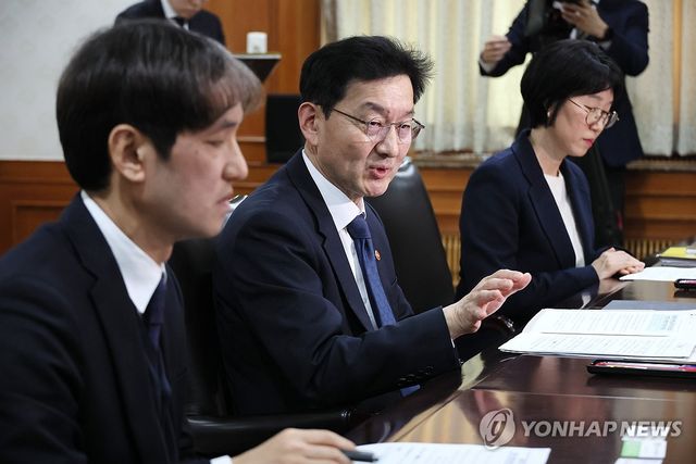 지난 3월 생명지킴추진본부-유통업계 업무협약에서 발언하는 윤창렬 국무조정실장