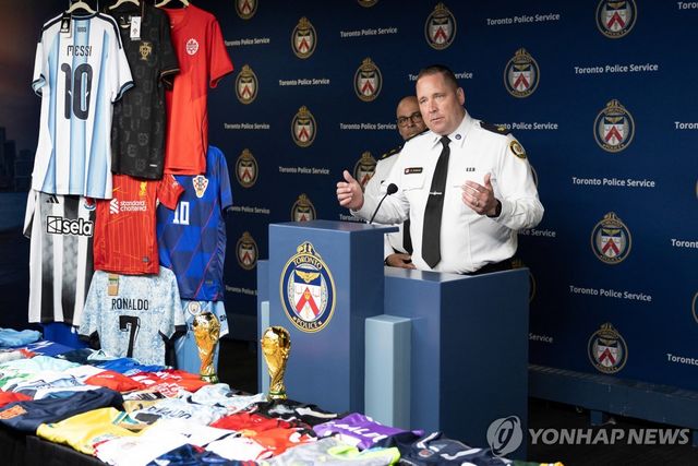 가짜 축구용품 압수수색 결과를 발표하는 캐나다 토론토 경찰