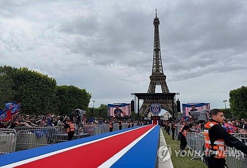 지난달 31일 PSG 우승 행진이 열린 샹드마르스