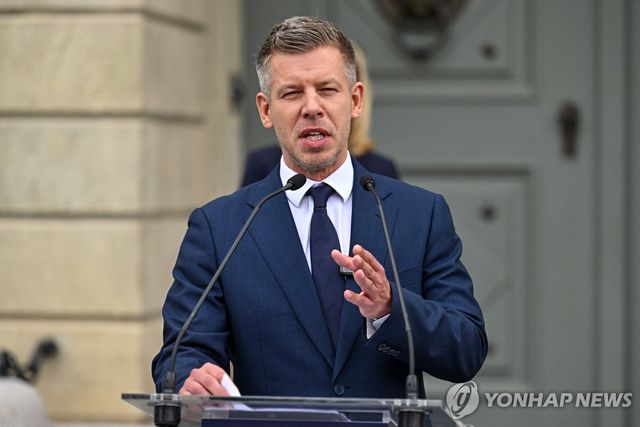기자 회견중인 머저르 페테르 헝가리 총리