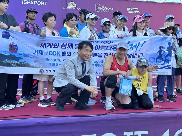거제 트레일 러닝대회 호천정(앞줄 가운데))씨와 호포언(앞줄 오른쪽)군