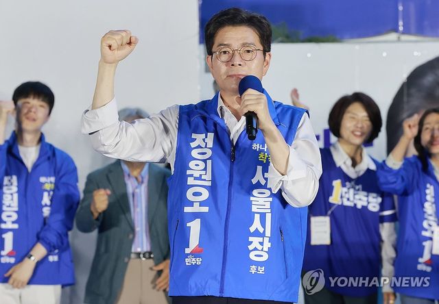 마지막 유세에서 주먹 쥔 정원오 후보