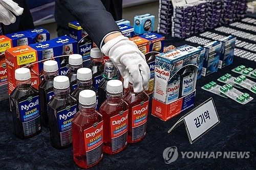 관세청이 2025년 3월 18일 인천 중구 운서동 인천공항세관 특송물류센터에서 적발된 마약류 성분이 함유된 불법 의약품을 공개하고 있다.[연합뉴스 자료사진]