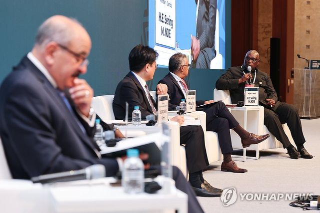 한-아프리카 비즈니스포럼서 발언하는 세링 모두 은자이(맨 오른쪽) 감비아 외교장관