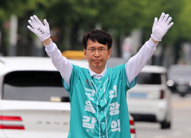유권자에게 인사하는 최광익 강원교육감 후보