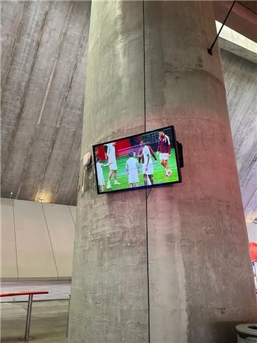 경기장 게이트 입구에 붙어 있는 TV 중계 화면