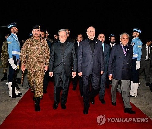 미국과 휴전 협상 위해 지난 4월 10일 파키스탄에 도착한 모하마드 바게르 갈리바프 이란 의회 의장 등 이란 대표단의 모습. 자료사진 [EPA=연합뉴스 자료사진. 재판매 및 DB 금지]