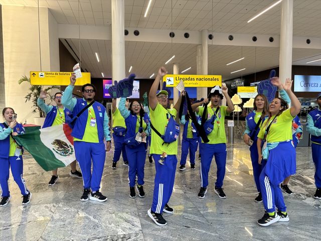 멕시코 과달라하라 공항 입국 게이트 앞에서 환호하는 환영단