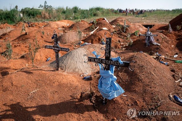 지난 13일 콩고민주공화국 냐무롱고 공동묘지 전경. 이곳에는 에볼라로 숨진 사람들이 다수 매장돼 있다. [AFP 연합뉴스 자료사진. 재판매 및 DB 금지]