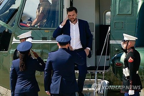 스위스로 가기 위해 앤드루스 합동기지 도착한 밴스 부통령